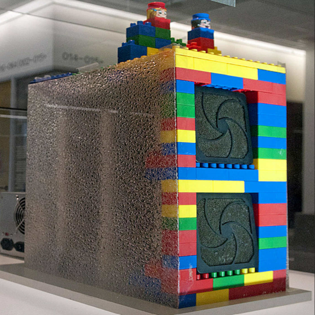 Leur premier serveur ? Un assemblage hétéroclite de 10 disques durs de 4 Go montés dans un boîtier en briques Lego !