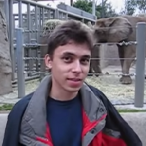 Jawed Karim devant l'enclos des éléphants dans cette vidéo filmée au zoo de San Diego